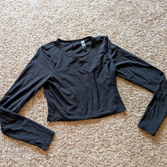 Beyond Yoga Back Cutout Cropped Long Sleeve - Picture 3 of 5